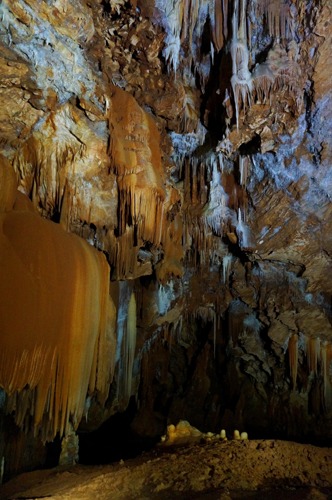 Ačkoliv by se dala krápníková výzdoba považovat z geologického pohledu i jako vada či nános usazenin podobně jako například vodní kámen - její krása je nesporná 