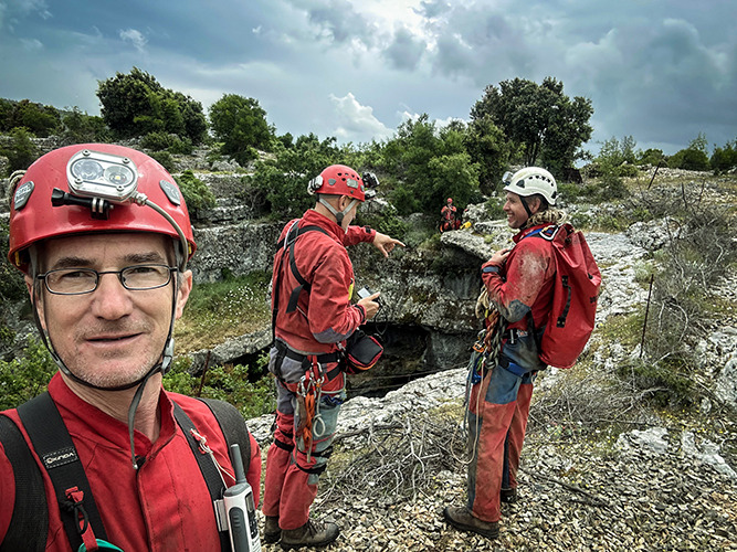 Brač, Chorvatsko, Vlčí jeskyně, Smolda, Mejla, Radek a úplně vzadu Pavel selfie (c) Pavel Smolík