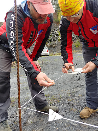 Bradva Švejdové předvádějí perfektní týmovou spolupráci při suchém nácviku měření polygonu pomocí kombajnu foto (c) Petr