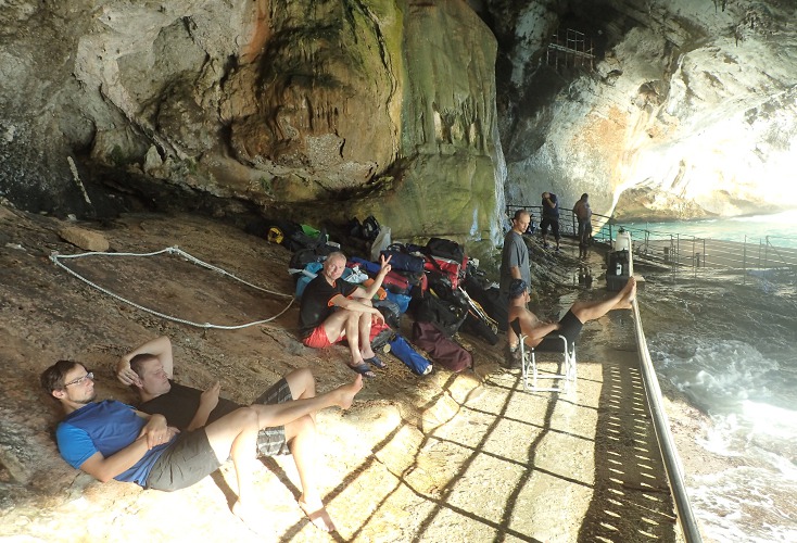 Čekání na Godota - poslední minuty před příjezdem lodě, máme vše sbaleno, nezbývá než vydržet foto (c) DrKozel