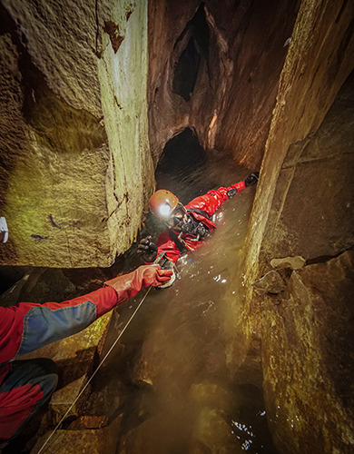 Další puklinové jezírko podrobené průzkumu našich speleologů a speleopotápěčů foto (c) Mejla D.