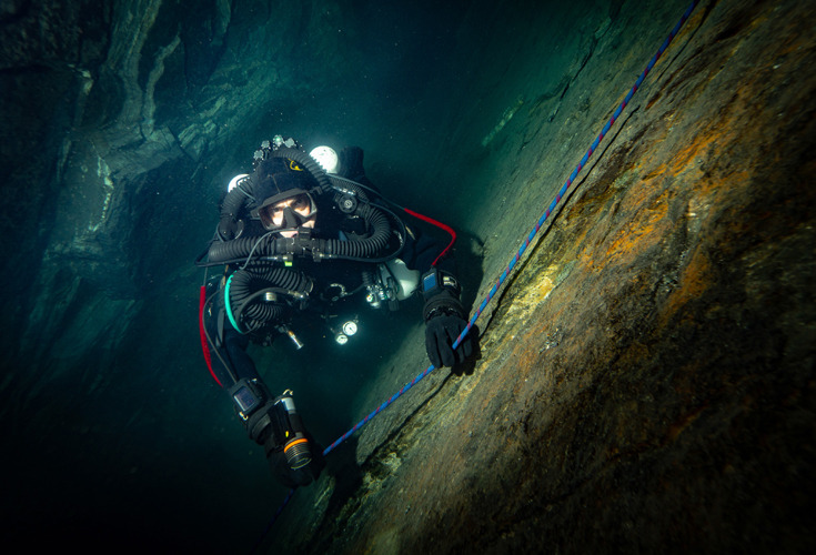 Důl Hraničná, Rychleby, 26. únor 2020 - potápěč Petr na šikmé ploše foto (c) MejlaD