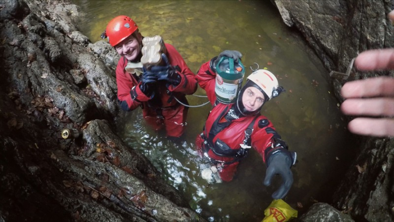 Druhá dvojice speleo potápěčů Ráfa a Pepa se svými mazlíčky foto (c) MejlaD