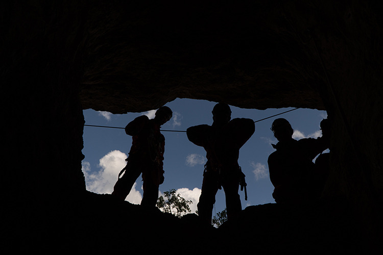 ...kteří pak čekají u štoly z 1. do 2. patra foto (c) Mejla Dvořáček