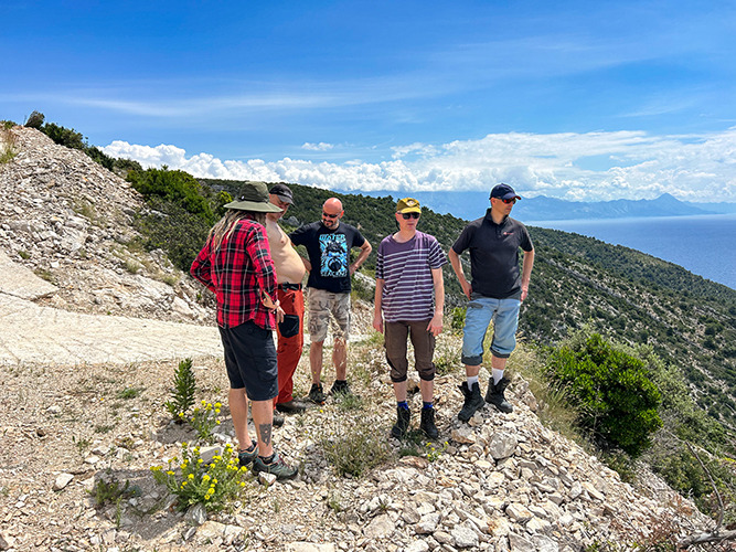 Kumpáni se chystají na penetraci díry, Chorvatsko, Brač, 2024 foto (c) Smolda