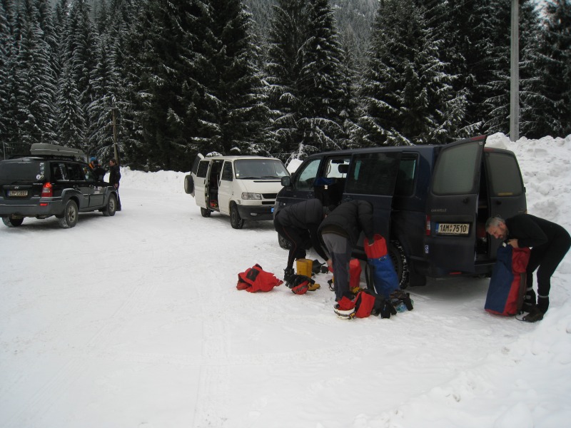 Kumpáni se sjíždí na parkovišti asi 1km od vchodu do jeskyně... foto: DrK