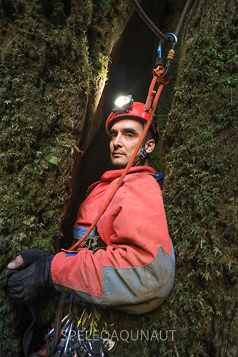 Petr Chmel při sestupu do propasti na ostrově Brač, Chorvatsko foto (c) Speleoaquanaut