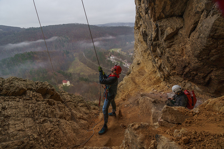 Petr se připravuje na příchod DrKozla, zatímco Zbyněk si hraje s mobilem foto (c) MejlaD