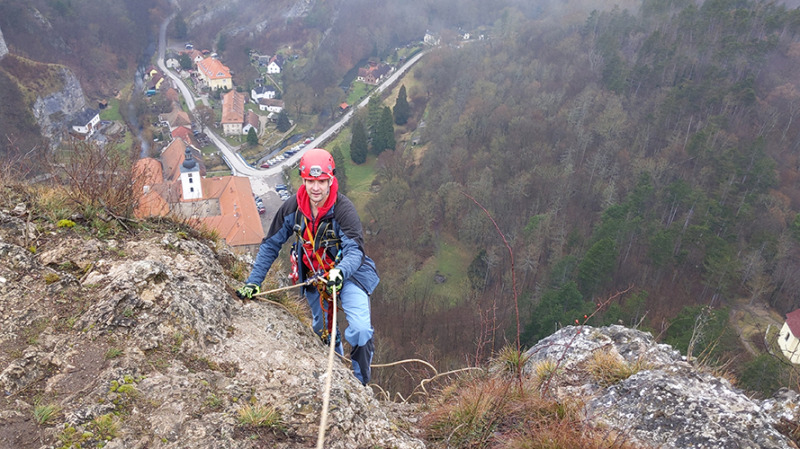 Sestup od kříže k jeskyni zahajuje Petr foto (c) Zbyněk