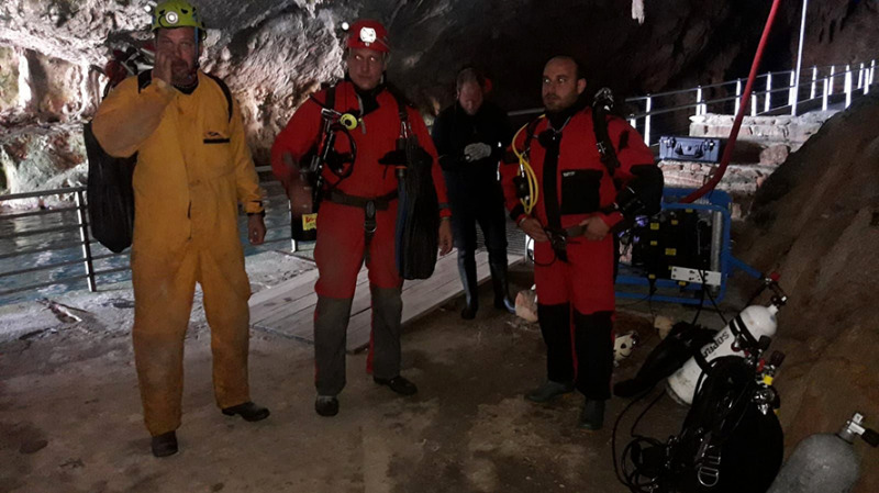 Speleopotápěči Rafal a Martin s podporou Maca a Matěje odcházejí hluboko do jižní větve Bue Marina odnést beeps foto (c) Dědeček