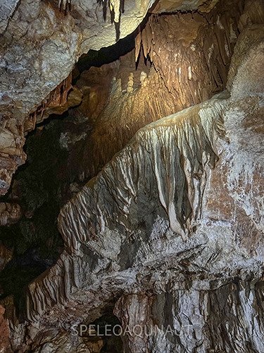 Výzdoba je přítomna rovněž.  foto (c) Speleoaquanaut