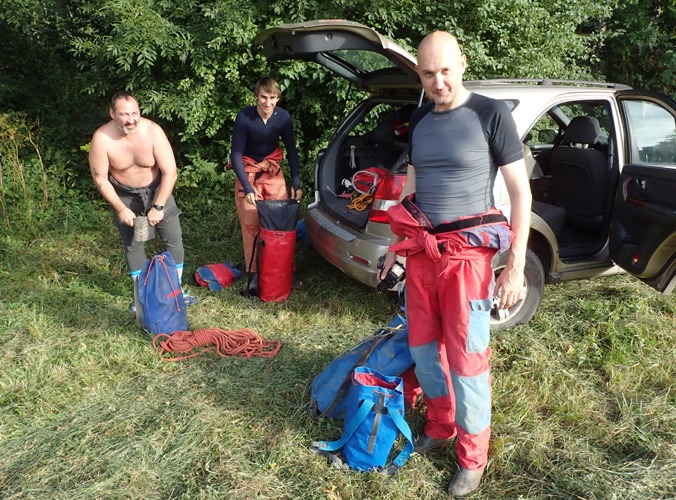 Zatímco se někteří šibalové už oblíkají do cajků,  jiní váznou v dopravní zácpě. Zleva: Lemi sen., Lemi jun., MejlaD foto (c) Chmel