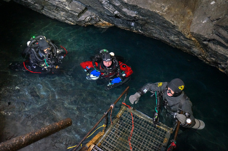 Zleva jeskynní potápěči Petr Chmel, Toník Ptáček a Jakub Šimánek foto (c) MejlaD