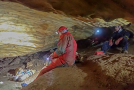 Chýnovská jeskyně, Mejla si připravuje potápěčské lahve, nad ním mu asistuje náš nový člen Lukášfoto: Honza Kotík (c) 2022