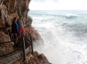 Matouš s Pepíkem sledují z turistického ochozu před jeskyní vzdouvající se moře foto (c) DrKozel