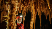 Není divu, že je Smolda krásou výzdoby v jeskyni Profunda uchvácen. Brač, Chorvatsko foto (c) Speleoaquanaut