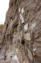 Pietní místo v lomové stěně Mexika s destičkami zesnulých kamarádů jeskyňářů a jeskynních potápěčůfoto (c) Pavel Kubálek