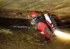 Potápěč se připravuje zanořit do Chýnovské jeskyně