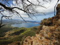 Výhled na zátoku přístavu Portoferraio z cesty stoupající k pevnosti Fortezza del Volterraio na ostrově Elba DrKozel (c) 2021
