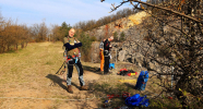 Zatímco Mejla trénuje na karieru manekýna, Pepa s Lemim juniorem vystrojují venkovní trnažér na Chlumu foto (c) Pavel Kubálek
