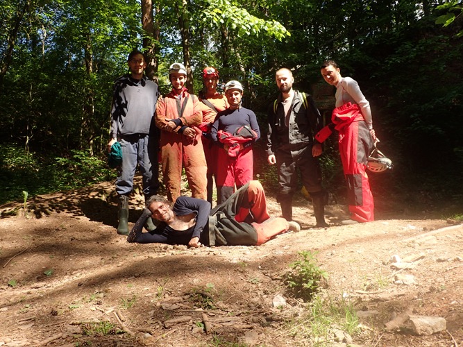 Besídka zvláštní školy: zleva Cháron(České Budějovice), Lemi jr., Petr Chmel, Ráfa (Polsko), Zbyněk, Karolína, ležící spící DrKozel foto (c) samospoušť 2017