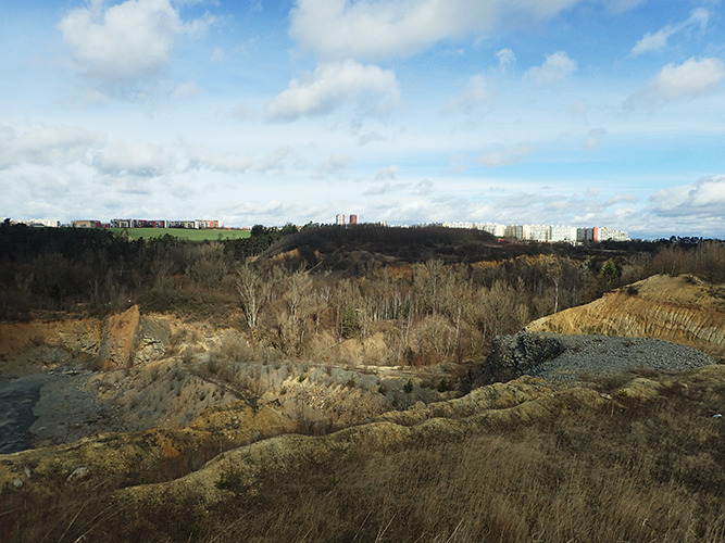 Betonové panorama Pražského sídliště. V popředí lom Požáry II. foto DrKozel (c) 2019