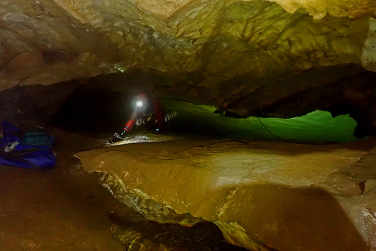 Chýnovská jeskyně, potápěči pořizují podvodní dokumentaci foto: Honza Kotík (c) 2022