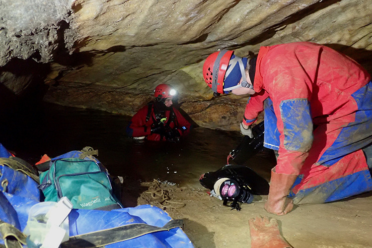 Chýnovská jeskyně, právě vynořenému potápěči Petrovi asistuje Jakub foto: Honza Kotík (c) 2022