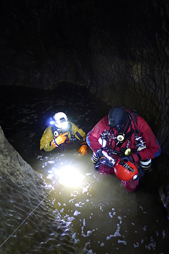 Honza Sirotek a Petr Chmel, jeskynní potápěči se připravují na ponor do jeskyně v Moravském krasu foto (c) Lenka Špačková 2023