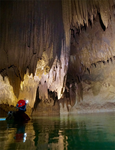 Jeskynního potápěče uvítají za sifonem velkolepé interiéry. Sardinie, Bue Marino, Ramo Nord foto (c) Mejla Dvořáček