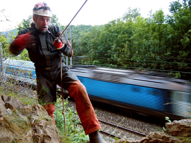 Jméno Podtraťovka není náhodné, zatopená část jeskyně vede pod železnicí Český kras, Podtraťovka