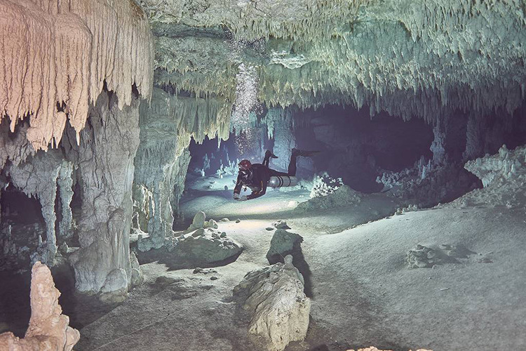 Mexico, cenote Tatich, jeskynní potápění 