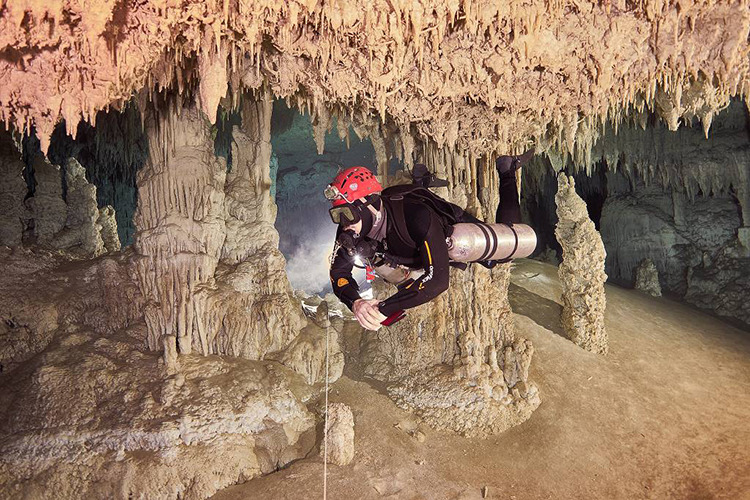 Mexico, cenote Tatich, jeskynní potápění 