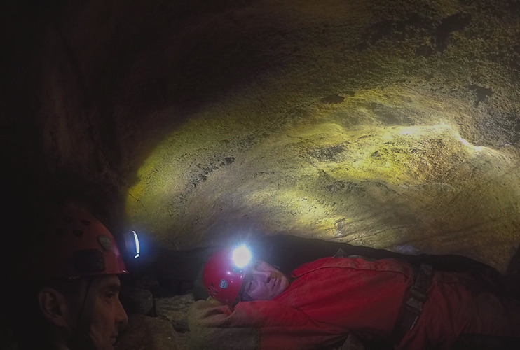 Mezi tím, co potápěči v Chýnovské jeskyni odebírají vzorky v zaplavené části jeskyně, náš podpůrný transportní tým odpočívá v pohodlí na suchu fotoselfie (c) Petr Chmel