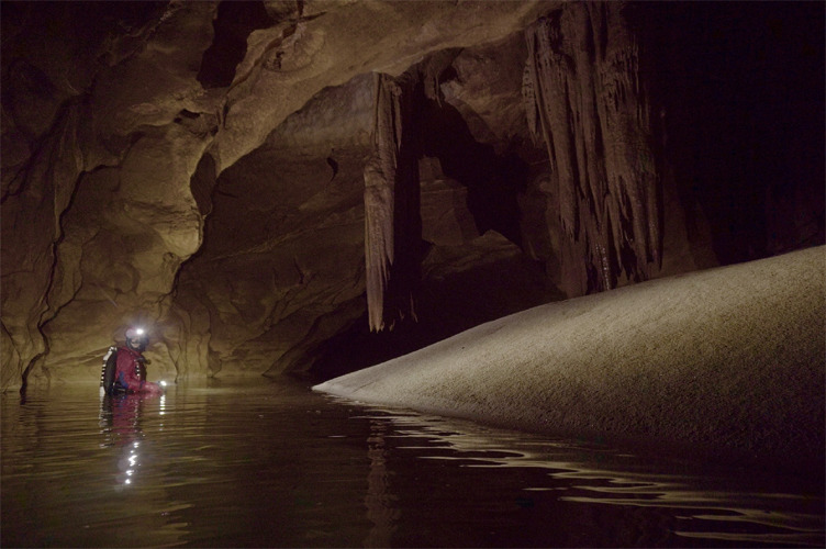 Mnohotvárné pasáže mezi sifony v jeskyni Bue Marino mohou mít podobu i píšečných dun... foto (c) Mejla Dvořáček