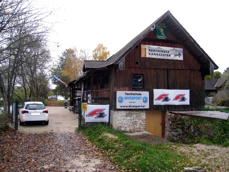 Na bázi ve Weyreggu mají i automat na plnění lahví vzduchem. Foto: DrKozel