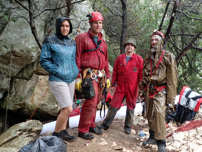 Partička nad šachtou Buco (zleva: Anča, Karol, Tomáš, Erik) foto: Paĺo