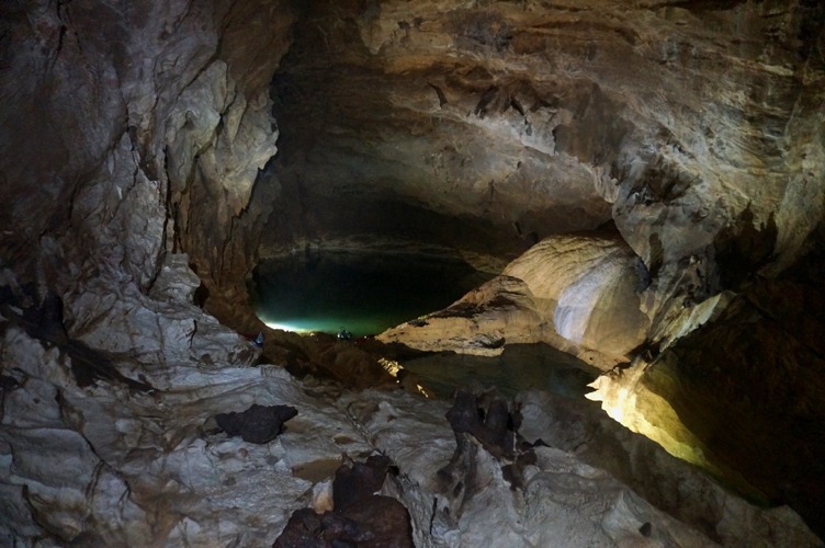 Poslední jezero dostupné i bez potápěčské techniky. Tady začínají speleopotápěči svojí výpravu do nejvzdálenějších pasáží severní větve Bue Marina 