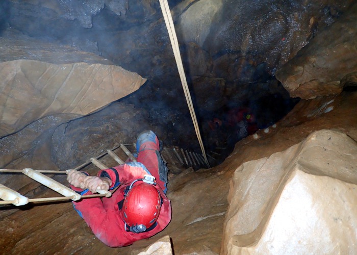 Postupně musí speleopotápěč sestoupit do dolních pasáží Albeřické jeskyně až k vodě foto (c) Pepa