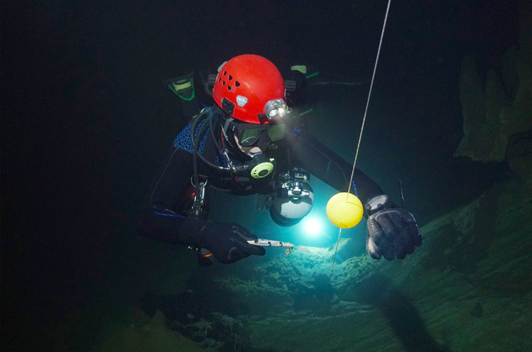 Potápěč v jeskyni Bue Marino na Sardinii se chystá zaměřit bod pro následné 3D mapování foto (c) Mejla Dvořáček