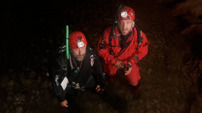 Předáci týmu Dan a Mirek používají šnorchl - zjevně mají hadičky v oblibě... 