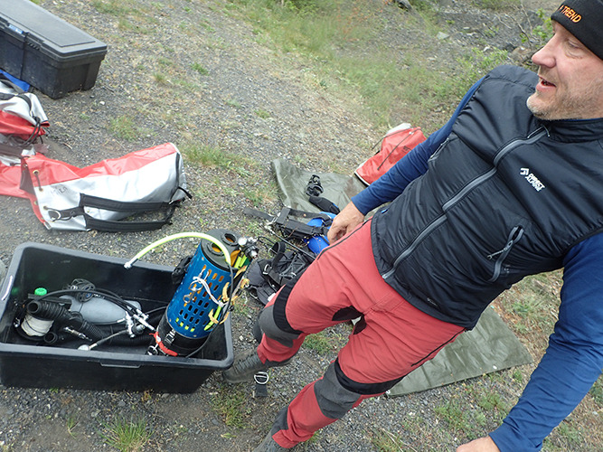 Předseda si chystá Divesoftí Sidemount Rebreather Foto (c) DrKozel