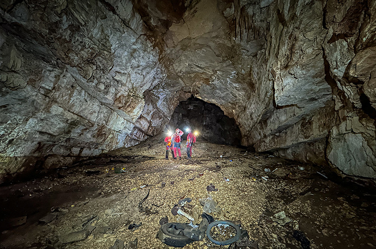 Prostory na dně propasti jsou však velkolepé. Brač, Chorvatsko foto (c) Speleoaquanaut