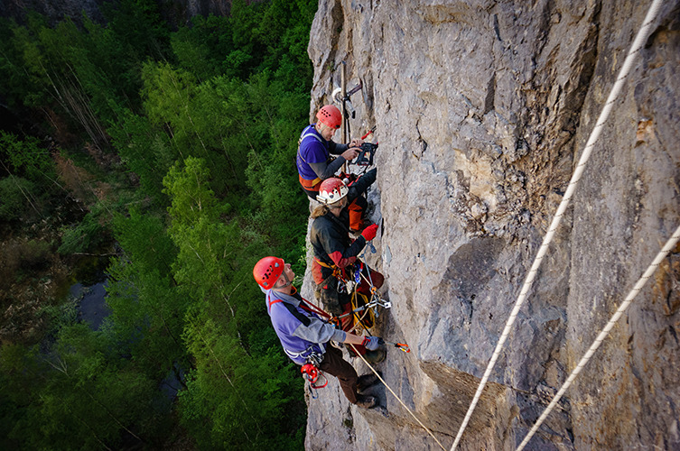 Speleoaquanaut instaluje paměrtní desku - Dan Hutňan 1959-2020 foto (c) Mejla Dvořáček