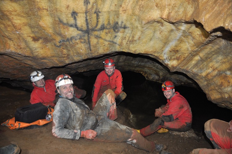 Speleoaquanaut naopak pózuje pod okultními symboly - zleva Jirka Švejda, přirozený úsměv DrKozla, Pepa Kanta, Marek Švejda a koleno Lubošovo foto (c) Josef Vandělík 2017