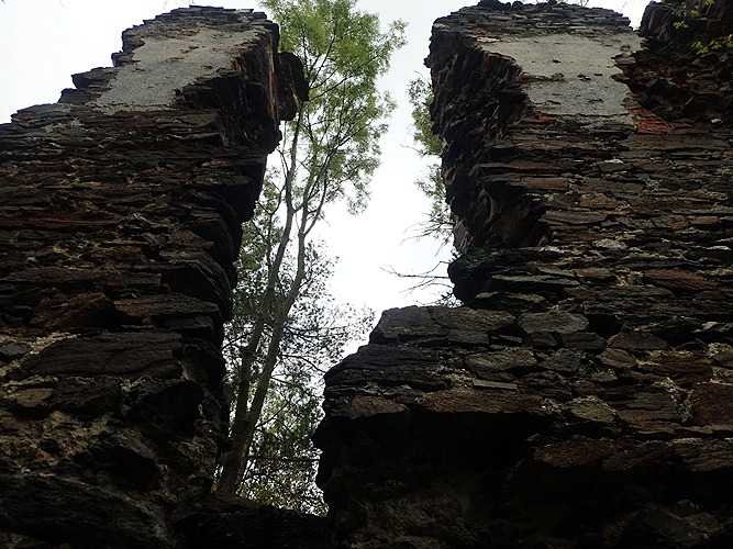Tajemné pozůstatky hradu Chlum i s omítkou v prvním patře foto (c) DrKozel