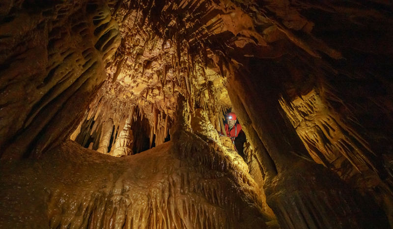 Tonda pózuje mezi krapasy v jeskyni Profunda foto (c) Speleoaquanaut