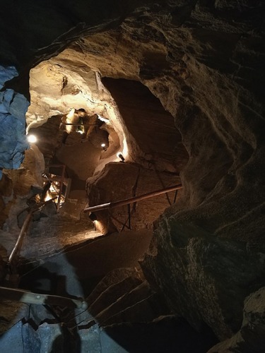 Turisticky atraktivní suchá část jeskyně 