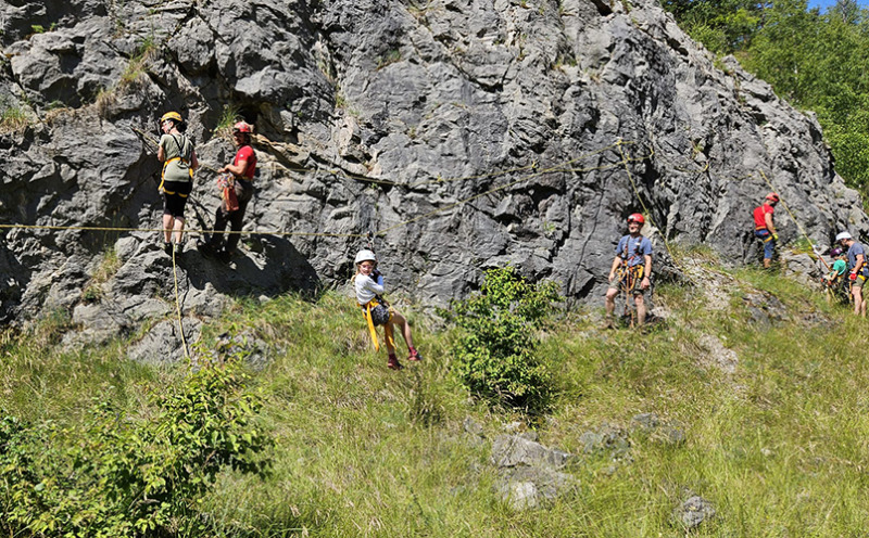 U dětského traverzu asistuje Smolda a nejmladší dcera Majda jede foto (c) Petr Chmel 2025