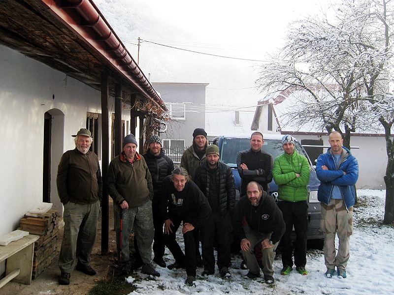 Účastníci zájezdu zleva: ujo Jožo a Zdenko Hochmuth, Mirek, DrKozel, Radek, Gunar, Karol Kýška (stojící), Willy (pod ním tlačící), Abo, Paĺo  foto © Samospoušť (DrKozel)